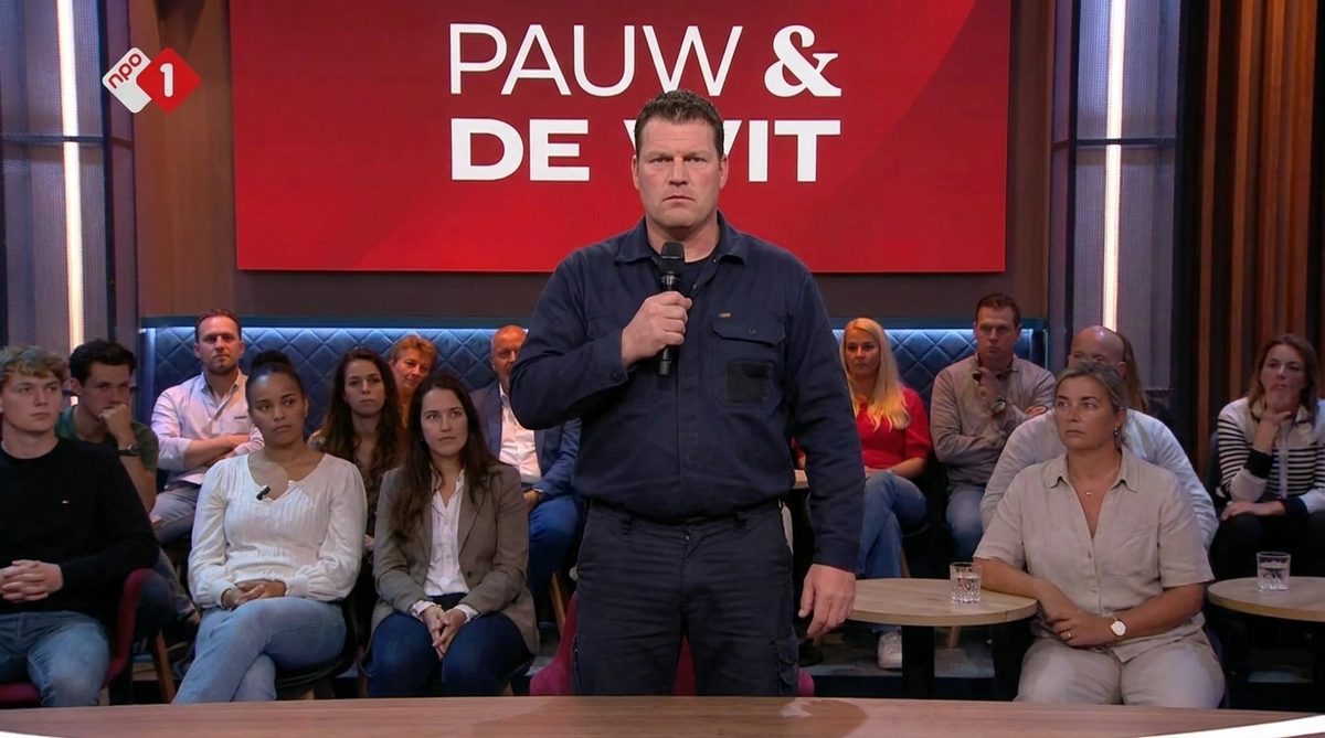Mark Broekhuizen staat op uit het publiek bij Pauw en De Wit